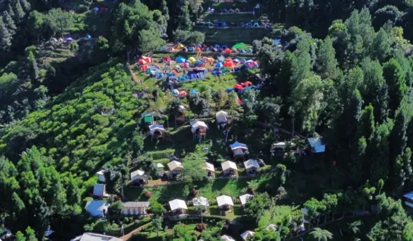 Bukit Cirimpak salah satu lokasi camping alternatif di daerah Puncak Bogor dengan view memukau city light dan cantiknya Gunung Gede Pangrango dan Gunung Salak (Sumber : bukitcirimpak.com)