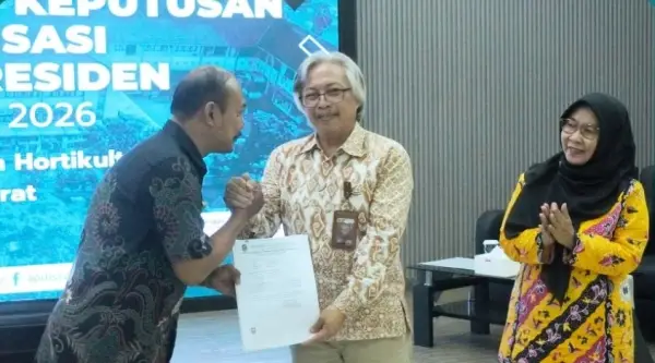 Kepala Distanhorti Jabar, Dadan Hidayat saat menyerahkan SK pengangkatan bagi Penyuluh Pertanian ke dalam Jabatan Pelaksana. (Sumber : IG Distanhorti Jabar)