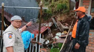 Kondisi rumah warga di Sukalarang Sukabumi yang dihantam longsor. (Sumber Foto: P2BK Sukalarang)