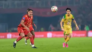 Aksi Fransisco Rivera saat berebut bola dengan Van Basty di pertandingan Persija vs Persebaya (Sumber: web/persebaya.id)