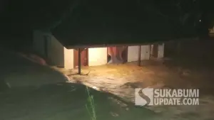 Kondisi banjir di kawasan Ketapang Resort, Desa Pasirbaru, Cisolok Sukabumi, Sabtu (11/4/2026) malam. Luapan Sungai Cikembang dengan arus deras merendam area bangunan dan menyeret 3 mobil pengunjung. (Sumber Foto: Istimewa)