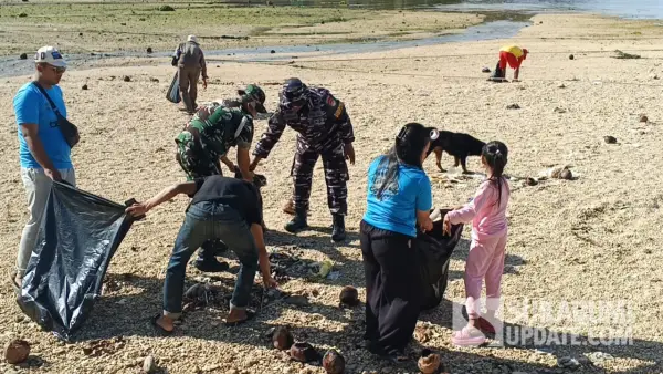 Warga bersama tim gabungan dari TNI dan Pemdes saat aksi bersi-bersih di Pantai Cibuaya, Kabupaten Sukabumi | Foto : Ragil Gilang