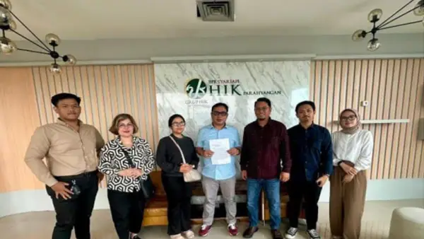 Aknes dan jajaran saat berfoto di kantor BPRS HIK Parahyangan, Bandung | Foto : Istimewa