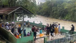 Para pengunjung saat berendam di kolam pemandian air panas Cikundul, Kota Sukabumi. Minggu (12/4/2026). (Sumber: SU/Asep Awaludin)