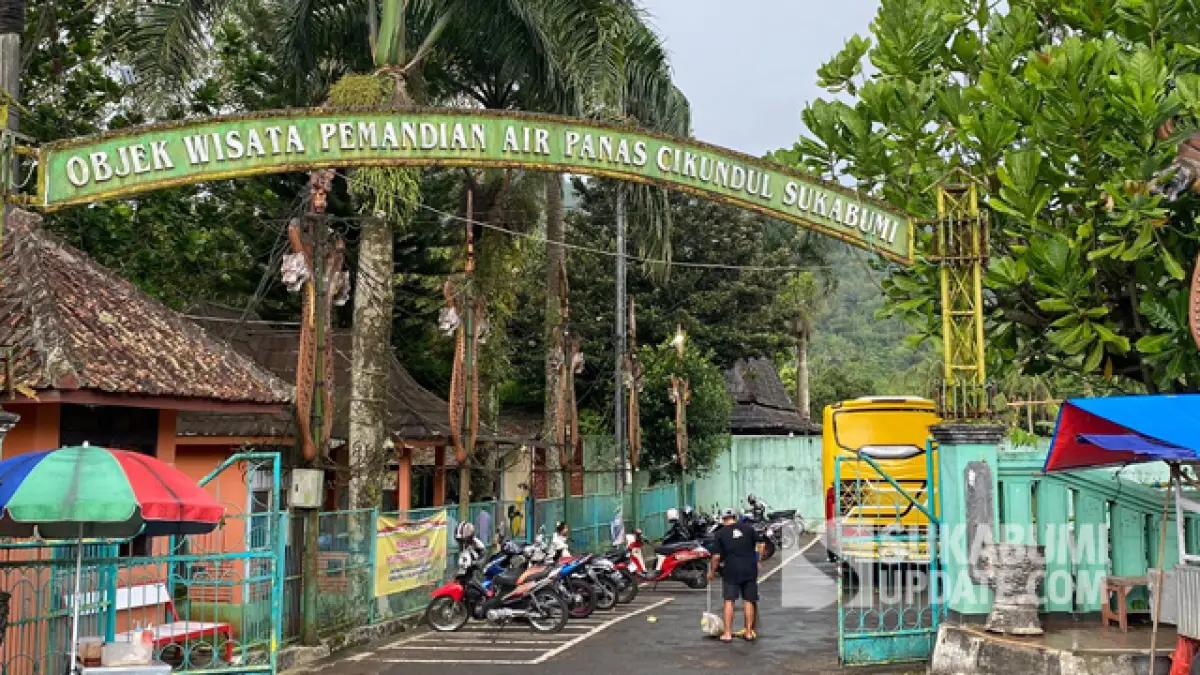 Gerbang masuk pemandian air panas, Cikundul, Lembursitu, Kota Sukabumi.