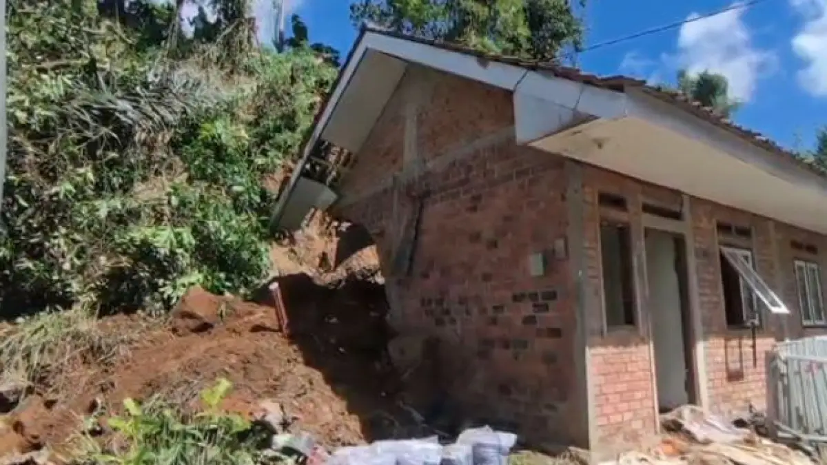 Tebing 15 Meter Longsor Hantam Rumah di Sukalarang, Detik Mencekam Istri Pemilik Terjepit Material