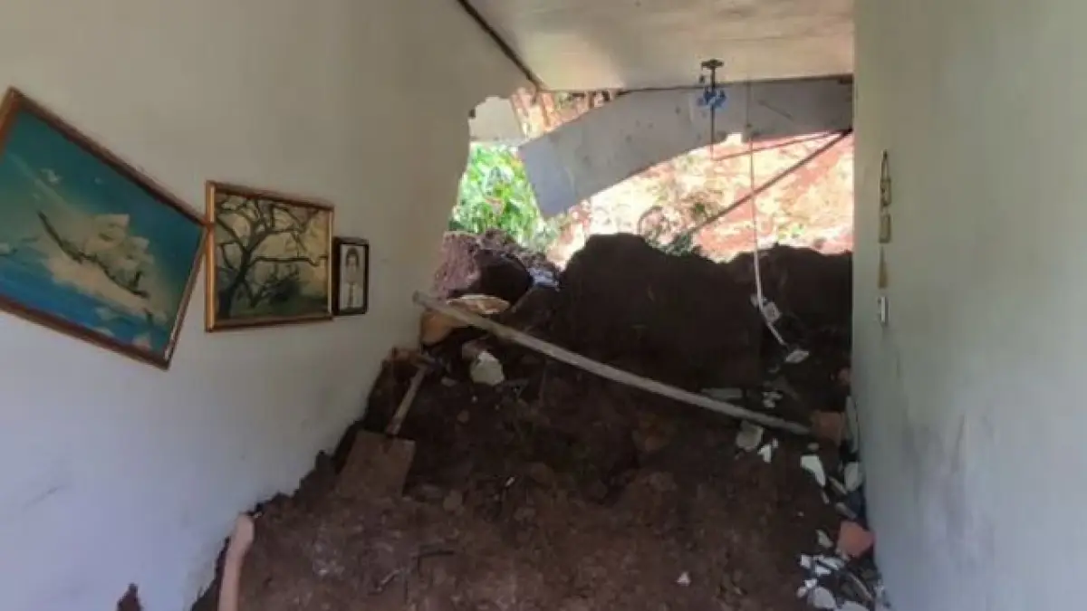 Tampak dalam bangunan rumah warga yang dihantam longsor.