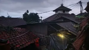 Kondisi bangunan atap rumah warga Cidahu yang rusak usai diterjang angin kecang. Minggu (12/4/2026). (Sumber: Istimewa)