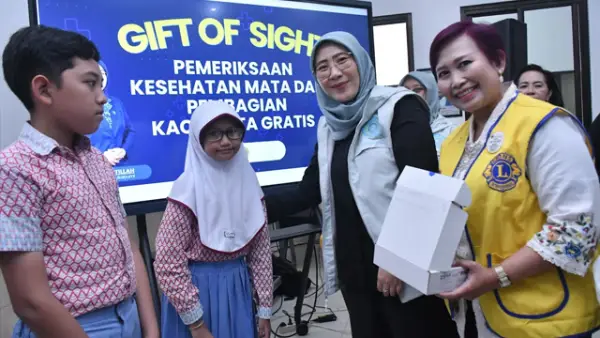Penyerahan kacamata gratis secara simbolis untuk siswa di Kota Sukabumi. (Sumber: Dokpim)
