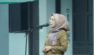 Kepala UPTD BPTPH Jabar, Nungke Rochjatti saat menjadi pembina apel Distanhorti Jabar, Senin (13/4/2026). (Sumber : IG Distanhorti Jabar)