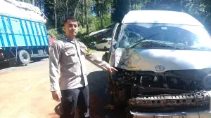 Kondisi bagian depan mobil Hiace yang ringsek usai bertabrakan dengan mobil truk di tikungan Pasir Piring, Waluran, Sukabumi. Senin (13/4/2026) pagi. (Sumber: Istimewa)