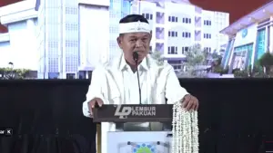 Gubernur Jabar, Dedi Mulyadi saat berpidato dalam gelaran Dies Natalis UIN SGD Bandung. Rabu (8/4/2026). (Sumber: Channel Youtub Lembur Pakuan)