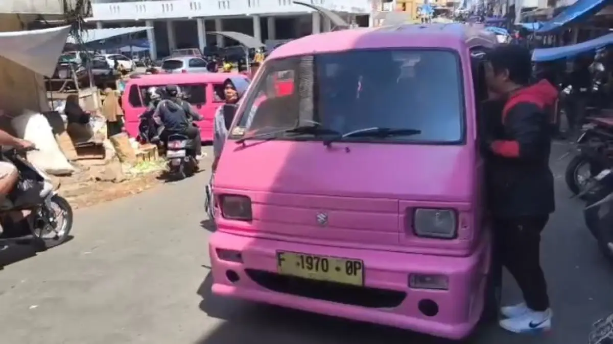 Tampak depan angkot trayek Sukaraja-Kota Sukabumi yang viral ganti BBM pakai Gas LPG 3 Kg.