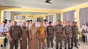 Program Satpol PP Goes To School", saat mengedukasi para pelajar di SMAN 1 Kalibunder, Senin (13/4/26). (Sumber : Dok Satpol PP).
