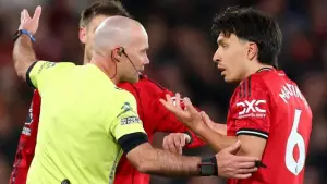 Lisandro Martinez harus menerima kartu merah saat Manchester United menghadapi Leeds United (Sumber: web/espn.com)