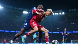 Duel Hugo Ekitike dan William Pacho saat Liverpool menghadapi PSG (Sumber: web/liverpoolfc.com)