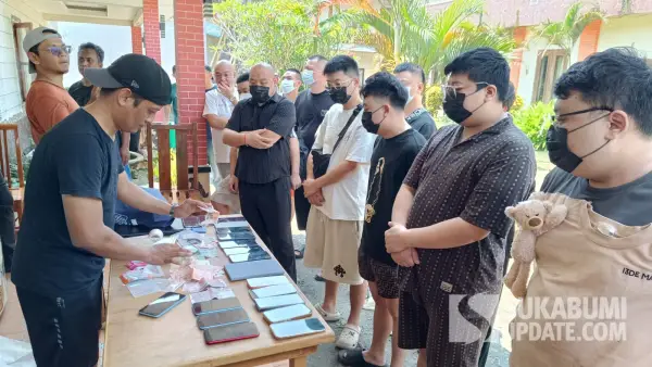 Belasan WNA yang ditangkap Imigrasi Sukabumi usai sebelumnya lolos dari penggerebekan di kawasan Cimaja. (Sumber Foto: SU/Ilyas)