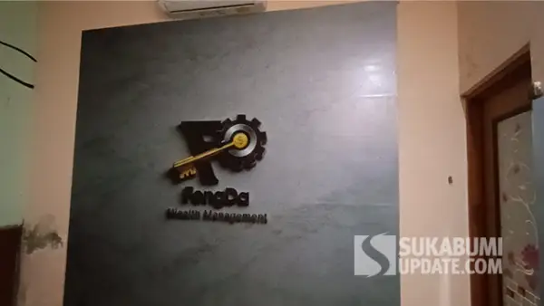 Logo bertuliskan Fengda Wealth Management di salah satu kamar Grand Desa Resort, kawasan Cimaja, Kecamatan Cikakak, Kabupaten Sukabumi. (Sumber : SU/Ilyas).