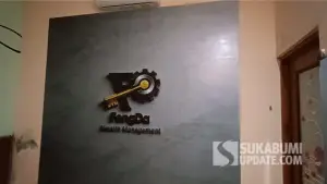 Logo bertuliskan Fengda Wealth Management di salah satu kamar Grand Desa Resort, kawasan Cimaja, Kecamatan Cikakak, Kabupaten Sukabumi. (Sumber : SU/Ilyas).