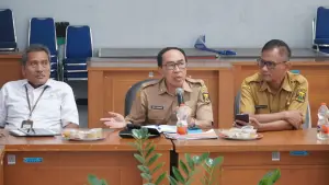 Sekda Kabupaten Sukabumi Ade Suryaman didampingi Kadinsos Bambang Widyantoro (kanan) saat memimpin Rapat Koordinasi terkait reaktivasi kepesertaan PBI JK. (Sumber : Diskominfosan Kab. Sukabumi)