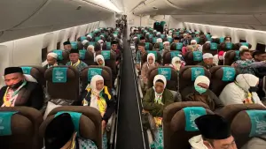 Ilustrasi jemaah haji berangkat menuju Tanah Suci dengan pesawat Garuda Indonesia. (Sumber Foto: Kemenag)