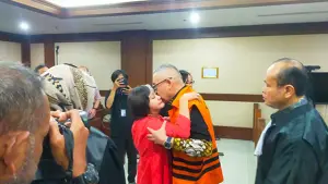 Terdakwa pengadaan impor LNG dari Corpus Christi, Hari Karyuliarto memeluk istrinya usai tuntutan atas dugaan korupsi pengadaan LNG di PN, Jakarta Pusat (Senin, 13/4/2026).Hari dituntut 6,5 tahun penjara. (Sumber : Istimewa.)