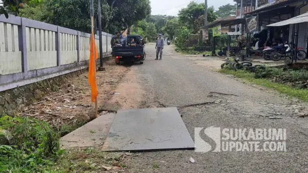 Penanganan sementara jalan amblas di ruas Mareleng–Ciracap, Desa Pasirpanjang, Kecamatan Ciracap, Kabupaten Sukabumi, dilakukan dengan pemasangan plat besi dua lapis. (Sumber Foto: Dok. UPTD PU Ciemas)