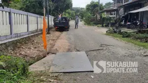 Penanganan sementara jalan amblas di ruas Mareleng–Ciracap, Desa Pasirpanjang, Kecamatan Ciracap, Kabupaten Sukabumi, dilakukan dengan pemasangan plat besi dua lapis. (Sumber Foto: Dok. UPTD PU Ciemas)