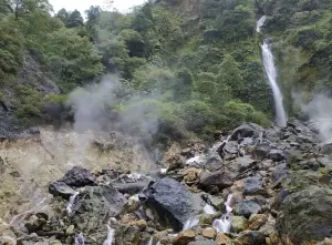Curug Cikawah salah satu air terjun unik di Bogor karena lokasinya yang berada di satu lokasi dengan kawah alami yang masih mengeluarkan air panas (Sumber : Gmaps)