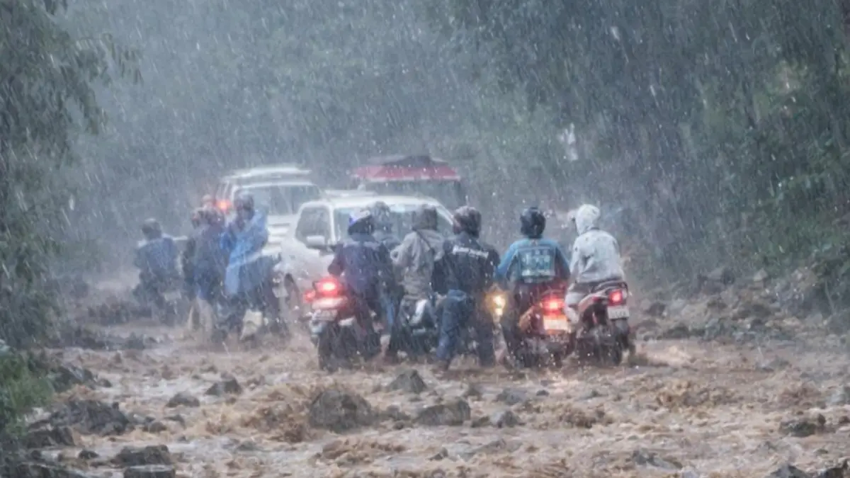 Ngeri! Banjir di Nyalindung, Batu dan Lumpur Penuhi Jalan Provinsi di Sukabumi