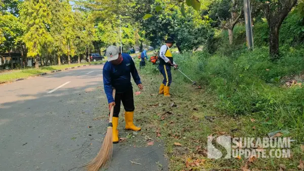Petugas UPTD PU Palabuhanratu saat membersihkan bahu jalan dan drainase di kawasan perkantoran Jajaway, Palabuhanratu | Foto : Ilyas Supendi