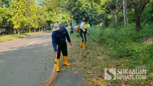 Petugas UPTD PU Palabuhanratu saat membersihkan bahu jalan dan drainase di kawasan perkantoran Jajaway, Palabuhanratu | Foto : Ilyas Supendi