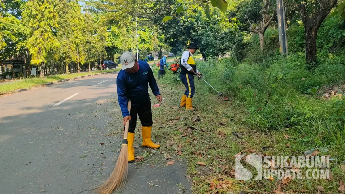 Bersihkan Bahu Jalan-Drainase di Kawasan Perkantoran Jajaway, Dinas PU Terjunkan 13 Personel