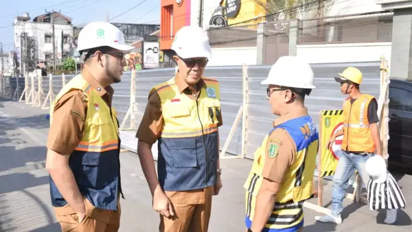 Wali Kota Sukabumi, Ayep Zaki saat meninjau perbaikan Jalan Gudang. Selasa (14/4/2026). (Sumber: Dokpim)