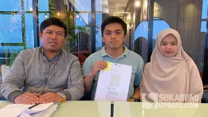 Pasutri korban dugaan investasi bodong di Sukabumi didampingi kuasa hukumnya menunjukan bukti percakapan. Selasa (14/4/2026). (Sumber: SU/Asep Awaludin)