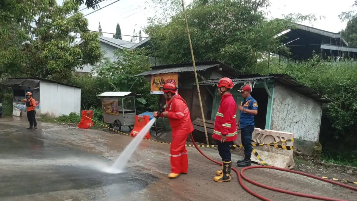 Bahayakan Pengendara, Jalan Nagrak–Cibadak Disemprot Usai Dipenuhi Tanah Proyek Tol Bocimi 3