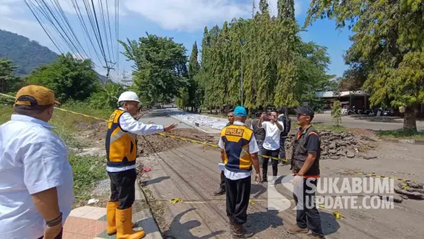 Kepala Dinas PU Kabupaten Sukabumi Uus Pirdaus (kedua dari kiri) saat meninjau langsung progres betonisasi Jalan Ahmad Yani Palabuhanratu, Rabu (15/4/2026). (Sumber Foto: SU/Ilyas)
