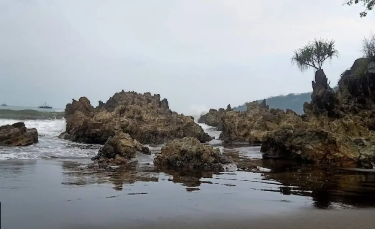 Pesona Pantai Karang Haji Surga Tropis di Teluk Palabuhanratu Sukabumi