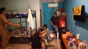 Penampakan bagian dalam kamar Grand Desa Resort, Cimaja, Palabuhanratu yang disulap jadi barak operasi siber WNA. (Sumber: Istimewa)