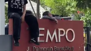 Kantor Redaksi TEMPO saat digeruduk massa NasDem di Jalan Palmerah Barat No 8, Jakarta Selatan. Selasa (14/4/2026). (Sumber: Istimewa)