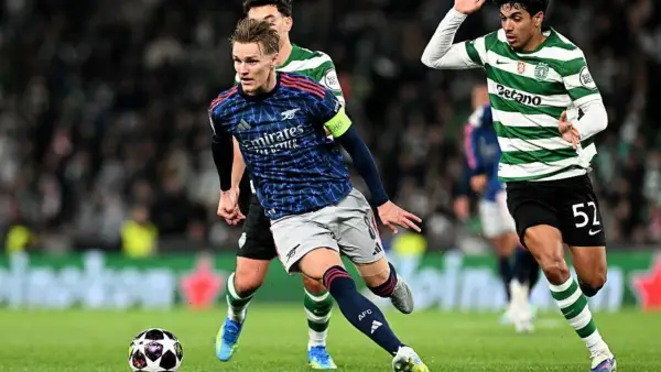 Aksi Martin Odegaard saat membela Arsenal menghadapi Sporting Lisbon (Sumber: web/arsenal.com)
