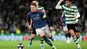 Aksi Martin Odegaard saat membela Arsenal menghadapi Sporting Lisbon (Sumber: web/arsenal.com)