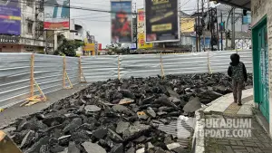 Proses perbaikan jalan Gudang Kota Sukabumi. (Sumber : SU/Turangga Anom).