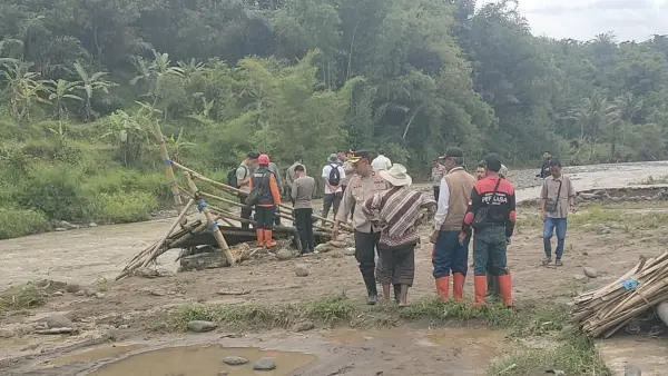 Disperkim dan tim survei lokasi jembatan putus di Nyalindung Sukabumi (Sumber: dok pemdes)