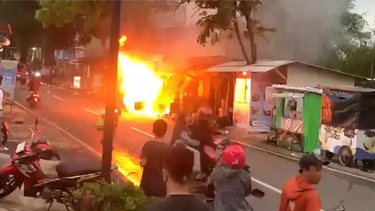 Diduga Akibat Puntung Rokok, Kios Bensin Eceran di Kebonpedes Sukabumi Ludes Terbakar