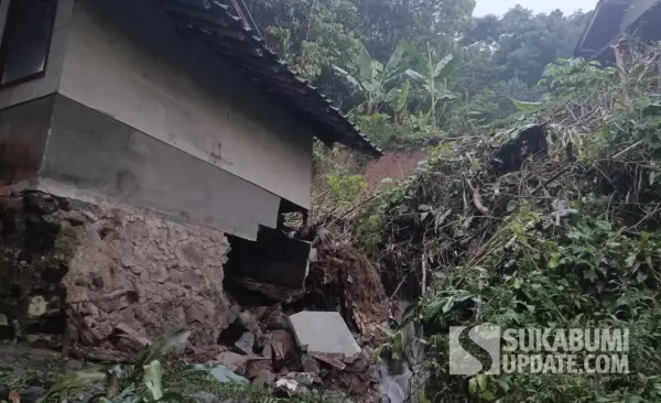 Salah satu rumah yang terdampak longsor di Desa Nangerang Jampangtengah Sukabumi, Rabu (15/4/2026). (Sumber Foto: Istimewa)