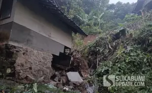 Salah satu rumah yang terdampak longsor di Desa Nangerang Jampangtengah Sukabumi, Rabu (15/4/2026). (Sumber Foto: Istimewa)
