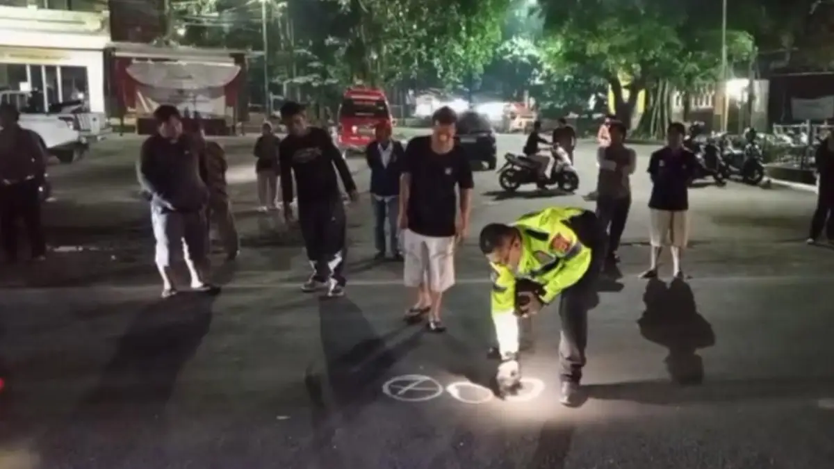 Oleng Usai Ban Bocor, Pengendara Motor di Cisaat Tabrak L300