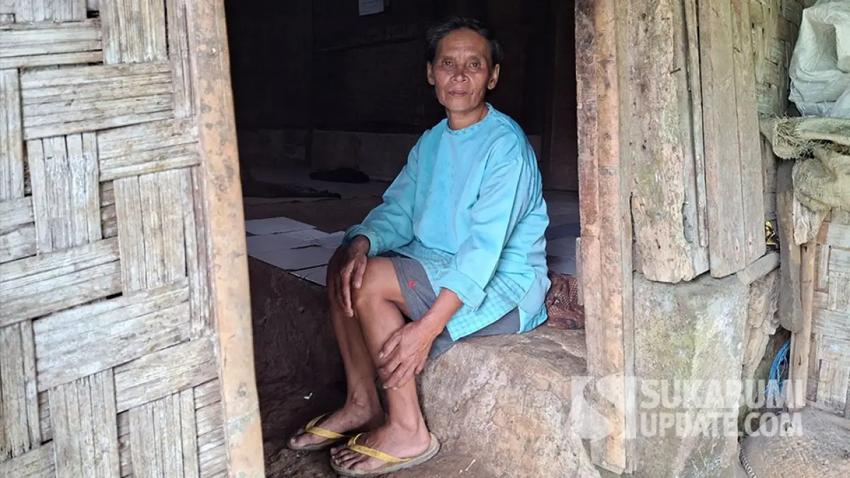 Atih berada di rumahnya di Kampung Cibojong RT 25/09 Desa Pulosari, Kecamatan Kalapanunggal, Kabupaten Sukabumi. | Foto: SU/Oksa Bachtiar Camsyah