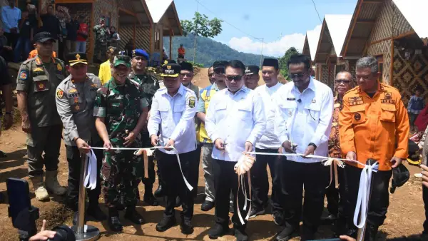 Penasihat Khusus Presiden Dudung Abdurachman bersama Pemkab Sukabumi saat meresmikan huntap adaptif di Desa Sukarame Cisolok. (Sumber : Diskominfosan Kab. Sukabumi)